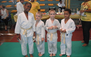 Nos nouvelles ceintures Blanche et jaune :
Dylan, Tom, Alexis et Samuel