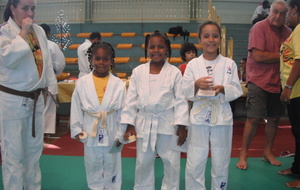 Notre Vice Présidente Christine avec les nouvelles ceintures Blanche et Jaune :Jade, maëlly et Adriana