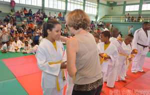 remise des ceintures par Marie France HAYOT