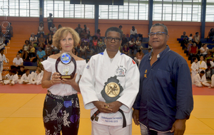 la marraine du club et la directrice technique du club  avec le président de la ligue de judo