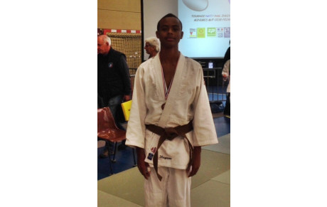 Shayann sur la 3ème marche du podium lors du tournoi Oise-Picardie